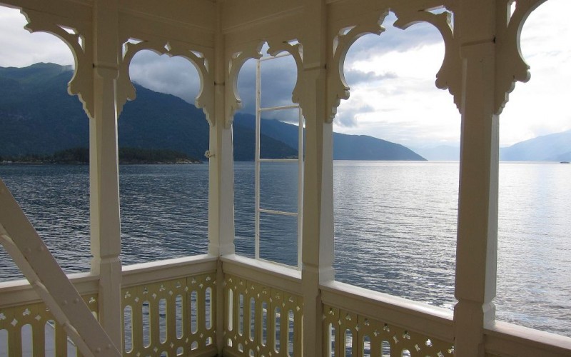 View of the Sognefjord from Kviknes Hotel in Balestrand, Norway © Bosc d'Anjou | Flickr