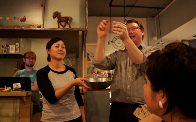 Demonstrating how to de-shell shrimp in Seoul, South Korea © Chelsea Marie Hicks | Flickr